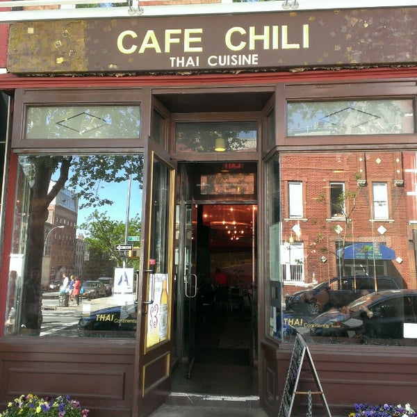 Foto scattata a Cafe Chili da Brian K. il 5/12/2013