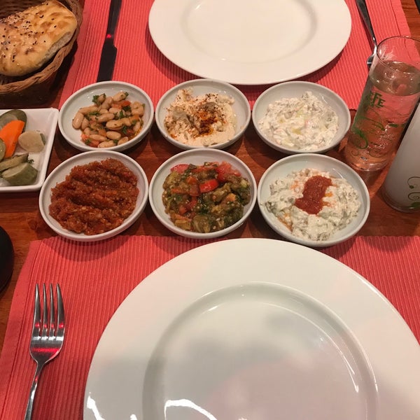 รูปภาพถ่ายที่ Katatürk Turkish Restaurant โดย Erdal B. เมื่อ 10/19/2018