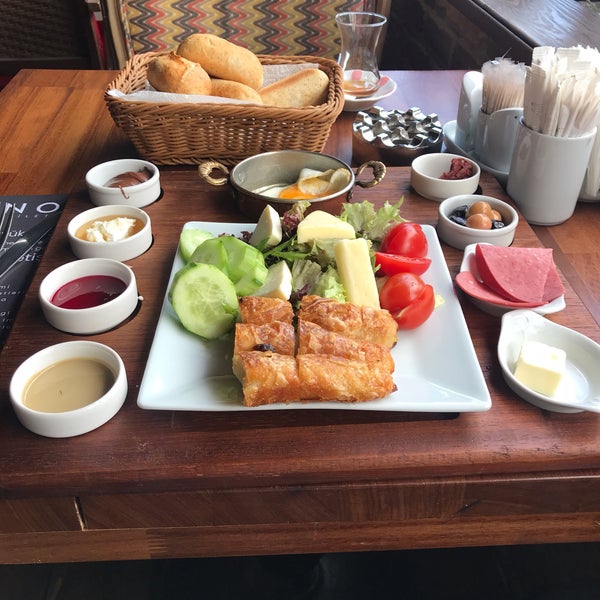 Photo prise au Doci Boşnak Mutfak Restaurant &amp; Cafe par Erdal B. le3/31/2019