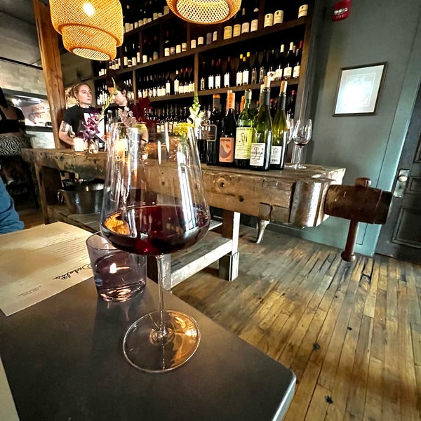 Foto diambil di Dedalus Wine Shop oleh Andrew Q. pada 7/24/2022