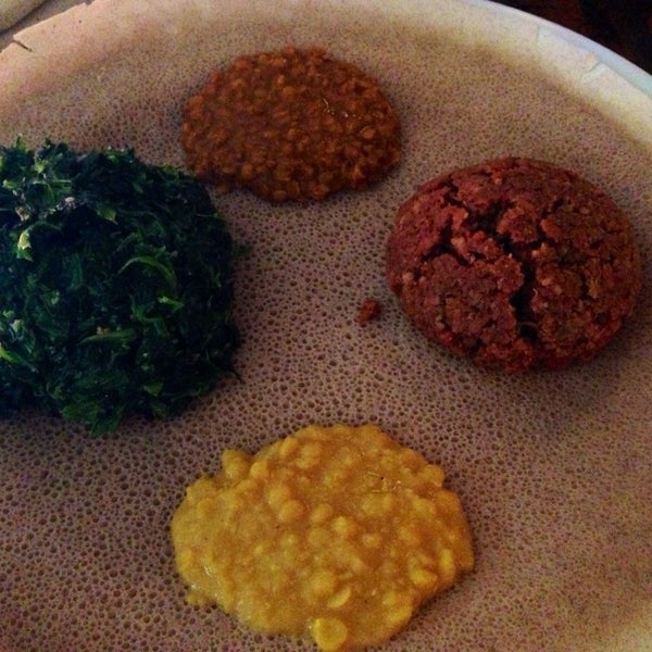Foto scattata a Queen Sheba Ethiopian Restaurant da Sabrina il 8/12/2014