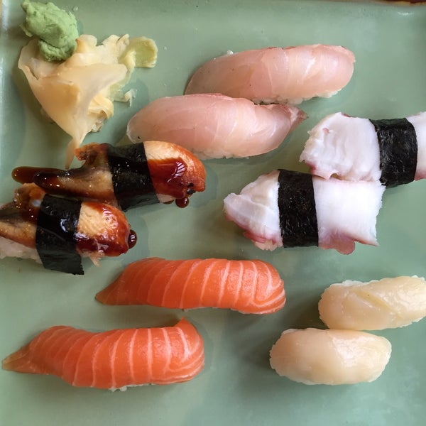 12/8/2015 tarihinde Amy W.ziyaretçi tarafından Kumo Sushi'de çekilen fotoğraf