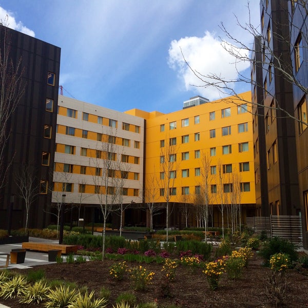 Foto tirada no(a) Residence Inn by Marriott Portland Downtown/Pearl District por B B. em 3/18/2015