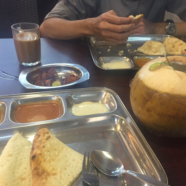 Das Foto wurde bei Curry Leaf Restaurant von aida i. am 4/25/2016 aufgenommen