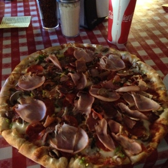 รูปภาพถ่ายที่ Big Ed&#39;s Pizza โดย David G. เมื่อ 11/15/2012