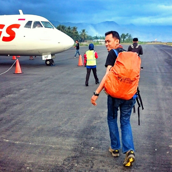 Foto diambil di Bandar Udara H. Hasan Aroeboesman (ENE) oleh Tedi S. pada 8/1/2015