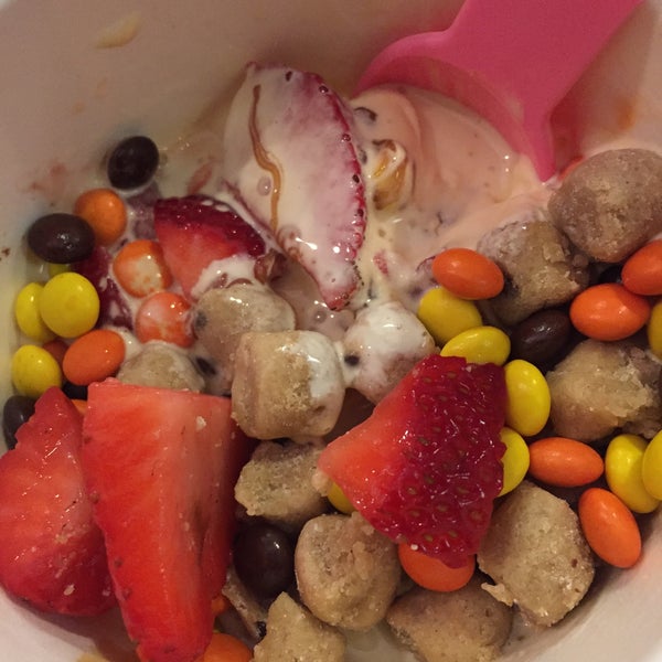 Снимок сделан в Yo Mama! Frozen Yogurt &amp; Goodies пользователем Vanessa D. 2/17/2015