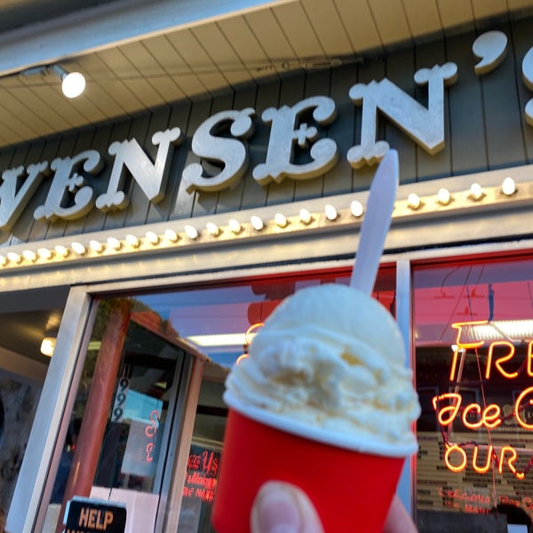 รูปภาพถ่ายที่ Swensen&#39;s Ice Cream โดย Miwa N. เมื่อ 10/12/2020