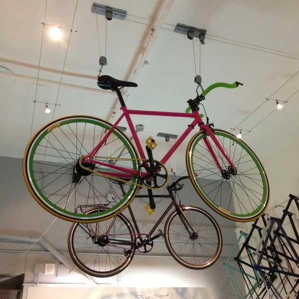 1/10/2013 tarihinde Miwa N.ziyaretçi tarafından Mission Bicycle Company'de çekilen fotoğraf