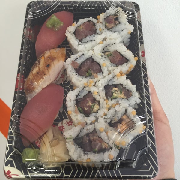 Foto tirada no(a) Sushi Surprise por Miwa N. em 3/29/2016