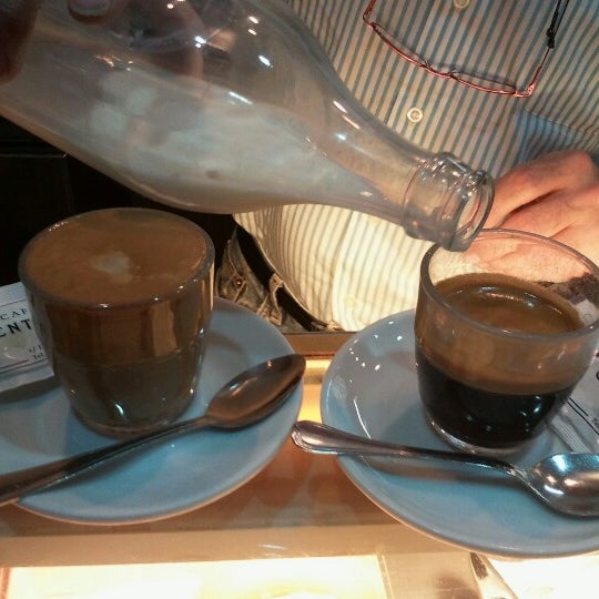 10/15/2012 tarihinde Luis F.ziyaretçi tarafından Central Café'de çekilen fotoğraf