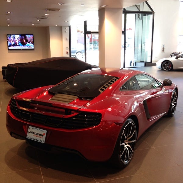 Foto tirada no(a) McLaren Auto Gallery Beverly Hills por Martin W. em 5/30/2013