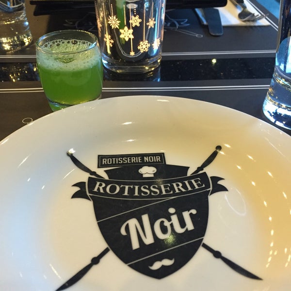 รูปภาพถ่ายที่ Rotisserie Noir โดย Ilker C. เมื่อ 5/6/2016