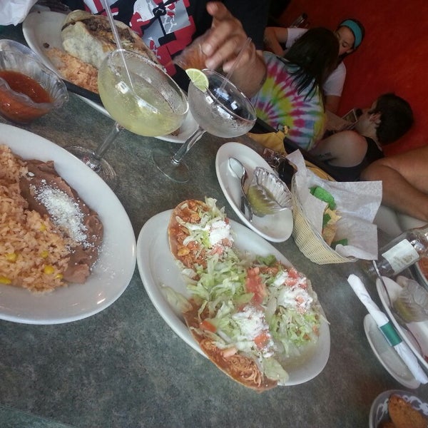 Das Foto wurde bei Arriba Mexican Restaurant &amp; Lounge von Tiffany C. am 5/20/2014 aufgenommen