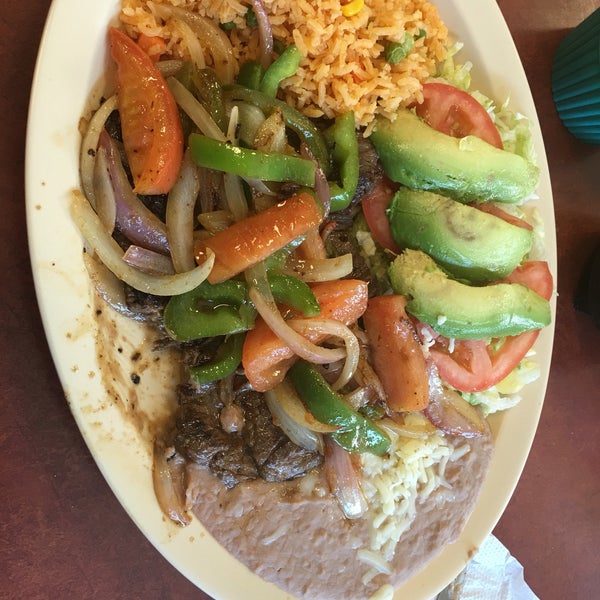 Photo taken at Taquería Los Comales 3 by Hikmet S. on 5/29/2016