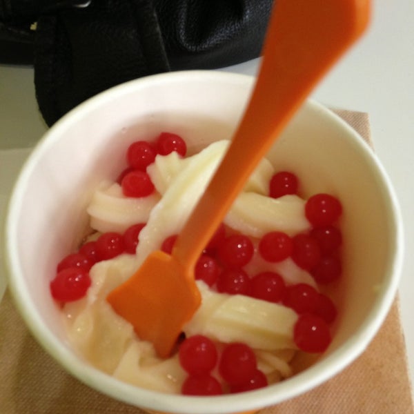 รูปภาพถ่ายที่ Orange Leaf Frozen Yogurt - Bloomington โดย FORREST G. เมื่อ 7/19/2013