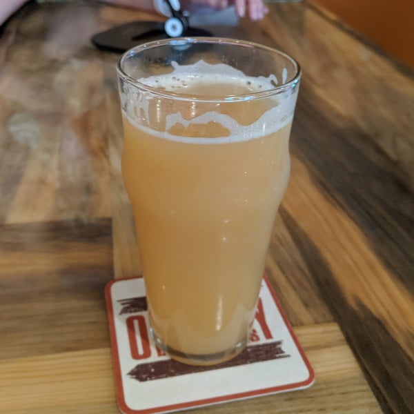 Das Foto wurde bei Odyssey Beerwerks Brewery and Tap Room von charles b. am 6/2/2019 aufgenommen