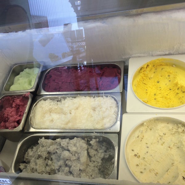 Foto scattata a Mashti Malone Ice Cream da Robyn V. il 7/17/2015