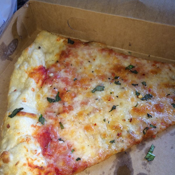 Снимок сделан в Papi&#39;s Pizzeria пользователем Robyn V. 10/5/2015