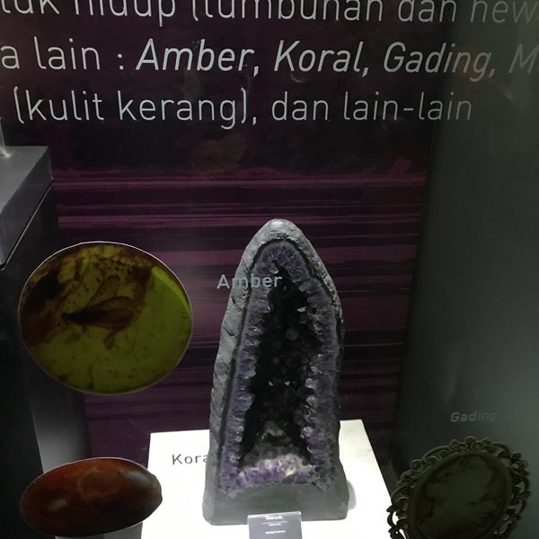 Foto diambil di Museum Geologi oleh Mazin A. pada 7/25/2017