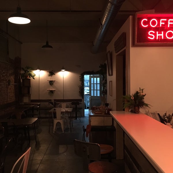 Foto tirada no(a) Black Eye Coffee Shop por Aaron A. em 12/20/2016