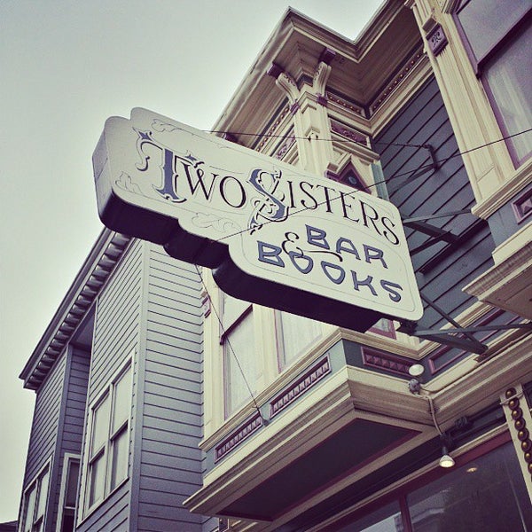 8/12/2013にRussell&#39;s T.がTwo Sisters Bar &amp; Booksで撮った写真