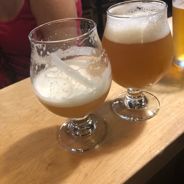 Das Foto wurde bei Upland Brewing Company Brew Pub von Tanya B. am 9/21/2019 aufgenommen