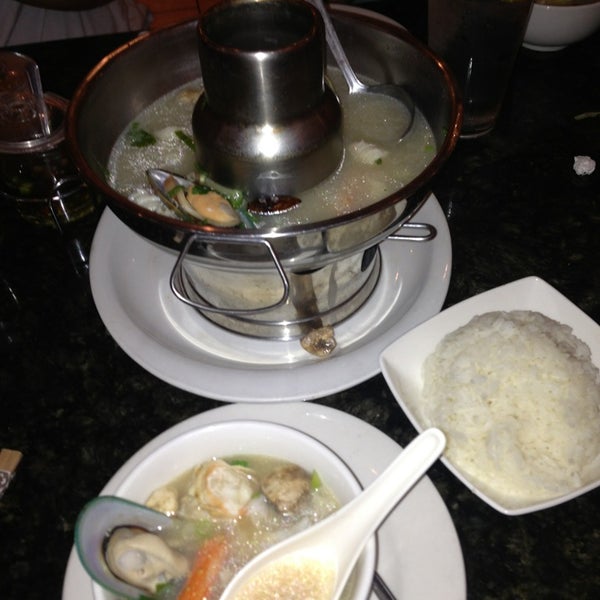 Снимок сделан в The Boat Sushi and Thai Restaurant пользователем Maricela B. 8/10/2013