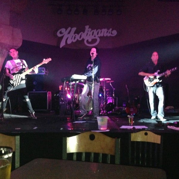 Снимок сделан в Hooligan&#39;s Bar &amp; Grill пользователем Jessica W. 1/5/2013