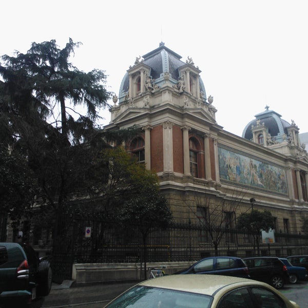 Hermosa Facultad, de las más bonitas de toda la Universidad Politécnica. Merece la pena visitar su colección de minerales y la fundación Gómez Pardo, con grandes actividades y ponencias.