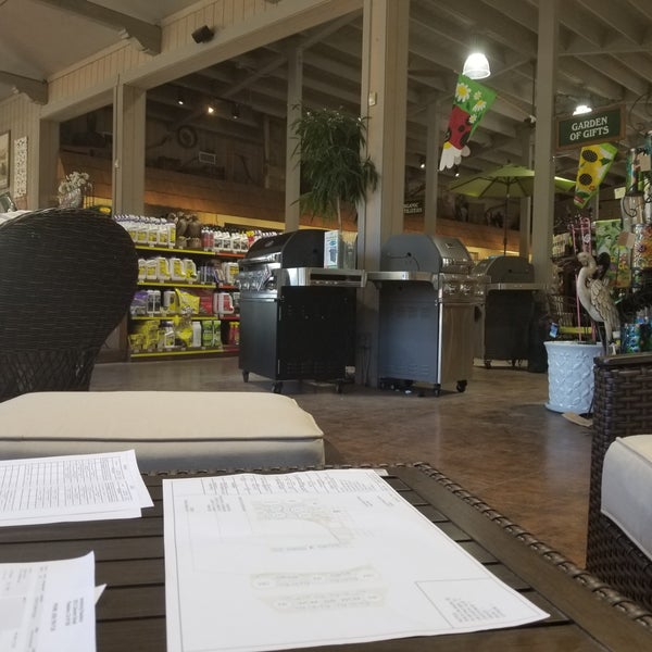 Foto tomada en Armstrong Garden Centers  por Chris A. el 9/8/2018