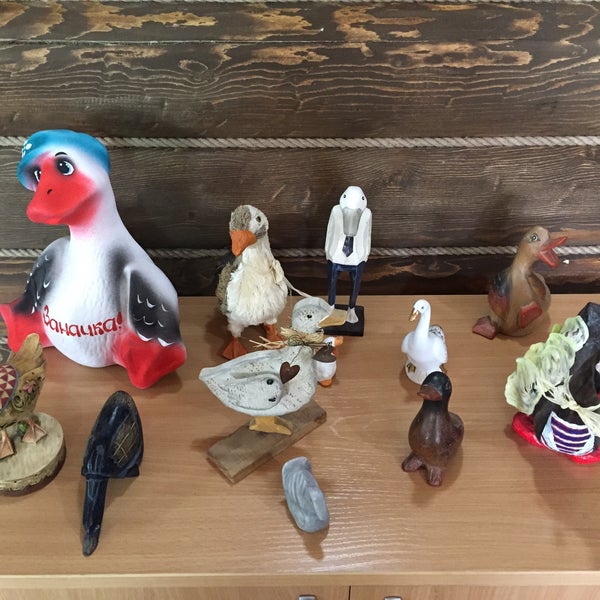Деревянная фигурка утки. Гусь деревянный гусь хрустальный. Статуэтка утка в сапогах. Гусь деревянный гусь хрустальный. Гусь деревянный гусь хрустальный.