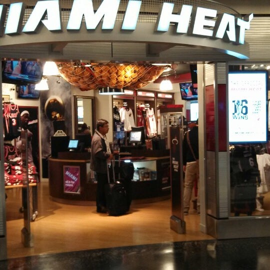 Foto tirada no(a) Miami HEAT Store por Kevin em 1/31/2014