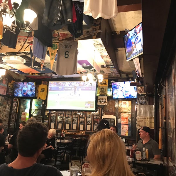 Photo taken at Foley&#39;s NY Pub &amp; Restaurant by JapanCultureNYC on 10/8/2017