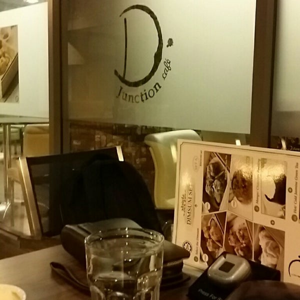รูปภาพถ่ายที่ D Junction Cafe โดย Hyrol R. เมื่อ 6/2/2014