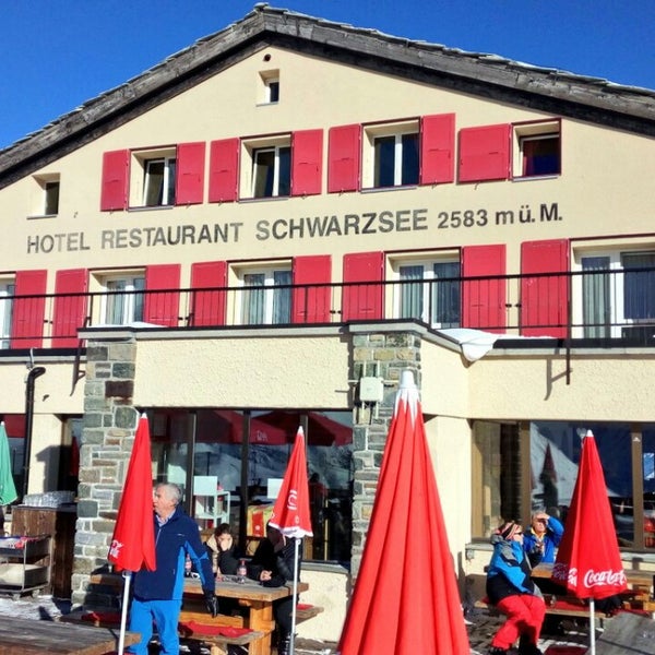 รูปภาพถ่ายที่ Hotel Restaurant Schwarzsee โดย Sergej เมื่อ 12/10/2019