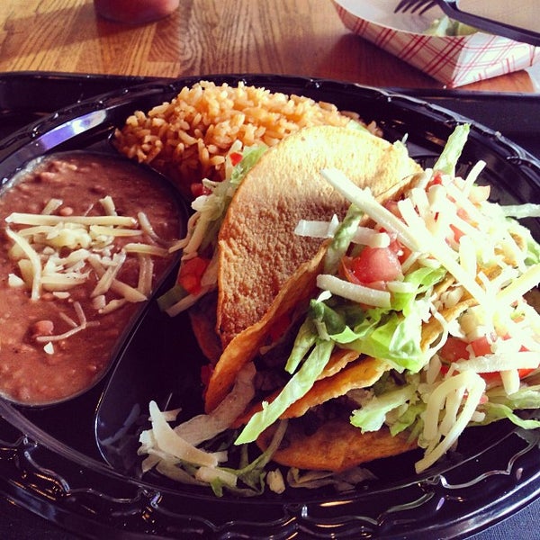 รูปภาพถ่ายที่ Los Taquitos Mexican Grill โดย Q เมื่อ 3/27/2013