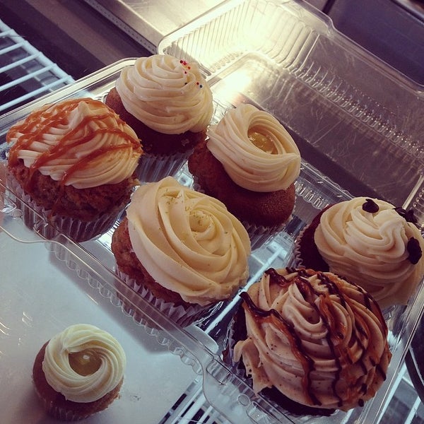 Foto diambil di Jewel&#39;s Bakery &amp; Cafe oleh Q pada 3/26/2014