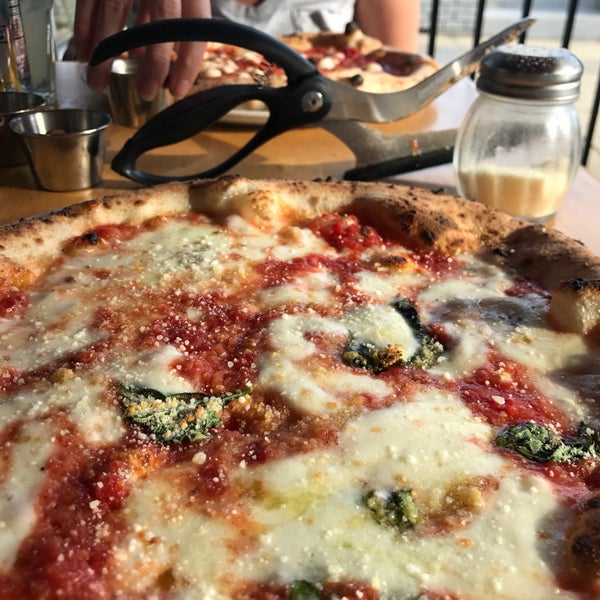Foto tirada no(a) Menomalé Pizza Napoletana por Keegan em 6/4/2017