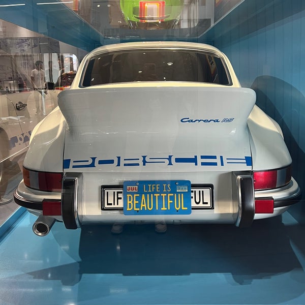 Foto diambil di Petersen Automotive Museum oleh Sara A. pada 6/18/2023