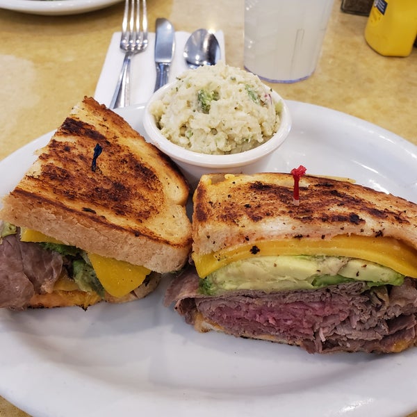Снимок сделан в Pickles-Deli &amp; Restaurant пользователем Mark H. 10/10/2019