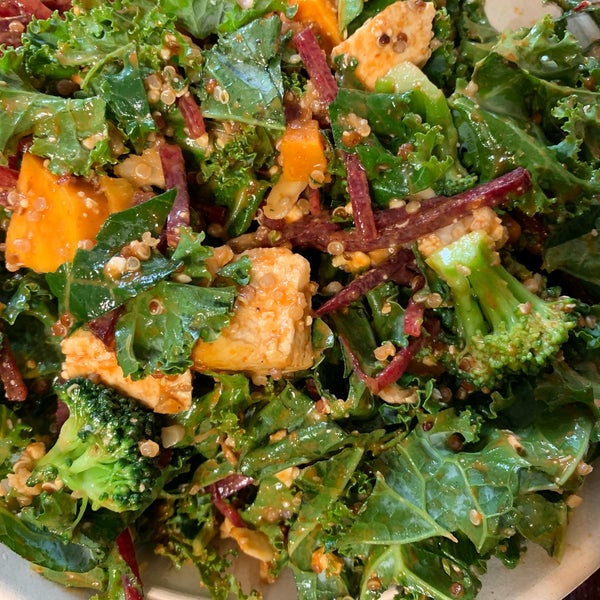 Лобио с мясом. Томатное лобио. Лобио харкалия. Салат с чечевицей и помидорами. Лобио ресторанная подача.