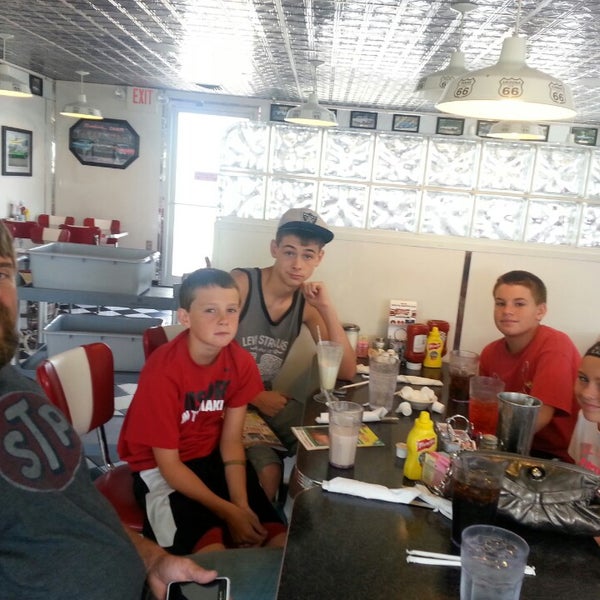 Foto scattata a Route 66 Diner da Shara H. il 7/22/2013