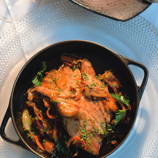 O pernil de porco assado é novidade no menu do melhor restaurante francês de SP (Comer & Beber 2012), que está de casa nova. O foie gras e o petit gâteau continuam sendo únicos
