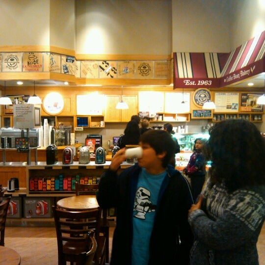 Photo taken at The Coffee Bean &amp; Tea Leaf by Israel Z. on 1/2/2013