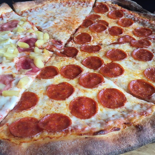 รูปภาพถ่ายที่ Belltown Pizza โดย Stills เมื่อ 3/15/2015