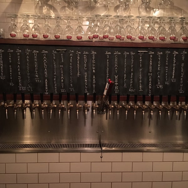 Das Foto wurde bei Victoire: A Belgian Beer Bar &amp; Bistro von Ange D. am 11/29/2015 aufgenommen
