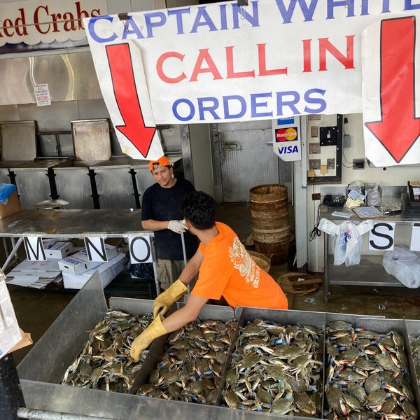 Foto diambil di Captain White&#39;s Seafood oleh Alex💨 R. pada 7/25/2021