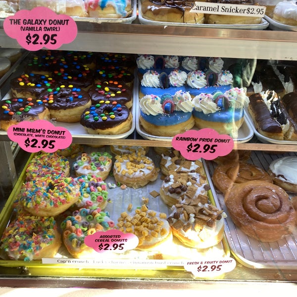 Foto tomada en DK&#39;s Donuts and Bakery  por Alex💨 R. el 9/10/2021