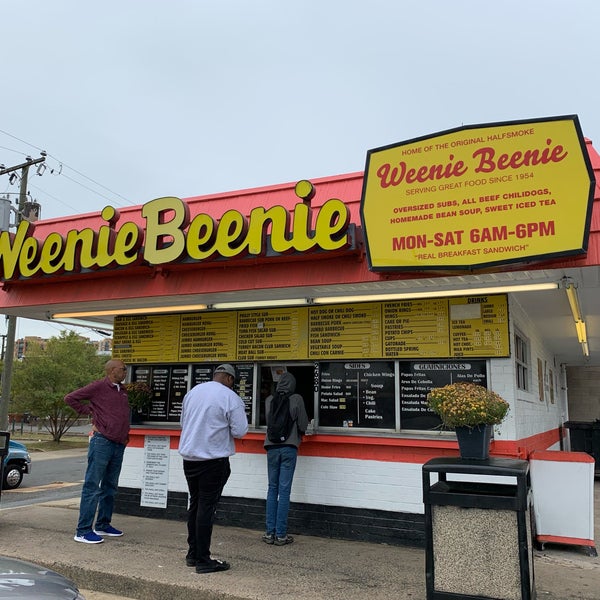 Das Foto wurde bei Weenie Beenie von Alex💨 R. am 10/26/2019 aufgenommen